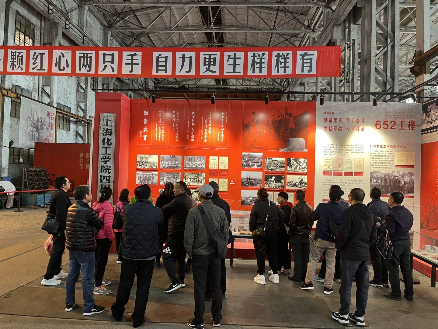 会员们驻足观看.jpg
